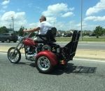 fauteuil roulant Après avoir perdu ses jambes, il fabriqué une rampe sur son trike pour continuer à l'utiliser