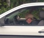 voiture homme volant Un vieux écoute du Metallica dans sa voiture