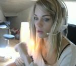 stream AnaPlaying se brule les cheveux pendant un live Twitch