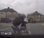 voiture dashcam Arnaque à l'assurance : Un homme à scooter se jette sur le capot d'une voiture