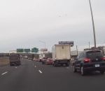 voiture autoroute Un automobiliste s'insère au dernier moment dans une file de voiture (Instant Karma)