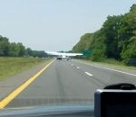 cessna Un avion de tourisme atterrit sur une autoroute (Yaphank)