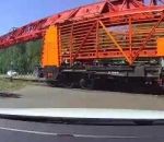 camion niveau Un train plus long que prévu à un passage à niveau (Russie)