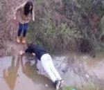 homme eau pont Un jeune homme trop galant aide sa copine à traverser un ruisseau