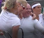 joueur  La joueuse de tennis Kim Clijsters invite un spectateur à venir jouer en jupe (Wimbledon)