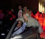 mariage Mariés à l'arrière d'une voiture décapotable (Fail)