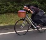 velo Une religieuse en recherche de vitesse sur son vélo (Espagne)