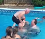flip back Un papi de 79 ans fait un backflip dans une piscine