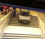 voiture fail Une automobiliste confond une entrée d'immeuble avec une entrée de parking (Chili)