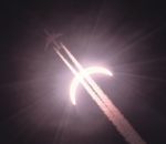 lune Un avion devant l'éclipse