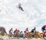 velo saut Backflip au-dessus du Tour de Pologne