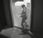 porte vitre Un cambrioleur défonce une porte déjà ouverte (Australie)