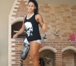 jambe prothese Danse d'une femme unijambiste avec une prothèse de jambe