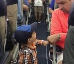 avion passager check Un enfant fait des checks aux passagers d'un avion