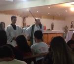 eglise benediction Bénir ses fidèles avec un pulvérisateur (Brésil)
