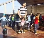 professeur Un prof de sports aide une fillette handicapée à danser (Paraguay)