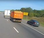 accident autoroute Un automobilite essaie de doubler par la droite (Instant Karma)