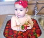 fille bebe Bain de fraises