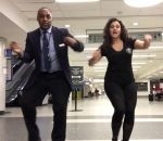 nuit danse Une femme danse dans un aéroport