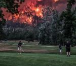 foret incendie Jouer au golf à côté d'un feu de forêt