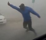 homme Météorologiste vs Ouragan Irma (Floride)