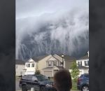 nuage Des nuages en forme de tsunami