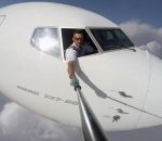 avion cockpit Un pilote d'avion fait un selfie