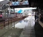 projection train Un train passe dans gare inondée (Bombay)