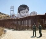 frontiere mexique Le visage d'un enfant surplombe la frontière entre les États-Unis et le Mexique