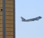 one Air Force One décolle de Las Vegas derrière les fenêtres brisés du Mandalay Bay