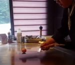 restaurant cuisine Un chef jongle avec un oeuf et une spatule
