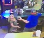 bagarre femme homme Une fille agresse un homme dans un bar (Fail)