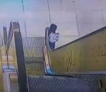 fille rampe Une fillette emportée par la rampe d'un escalator