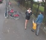 chute homme velo Un homme distrait par une femme dans la rue (Londres)