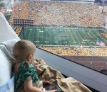 enfant football stade L'hôpital pour enfants de l'Iowa donne sur le stade de football américain