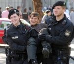 policier manifestant Des policiers allemands photogéniques évacuent un manifestant photogénique de manière photogénique