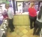 fast-food employe Régis veut remplir une machine d'Ice Tea