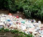 ordure dechet Rivière de bouteilles en plastique (Guatemala)