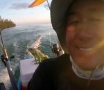 kayakiste kayak Sauvetage d'un iguane perdu en mer