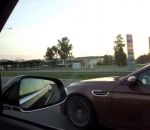 voiture course Surprise pendant une course entre une Tesla et une BMW