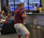 micro chanter Un voyageur chante « No Diggity » dans un aéroport