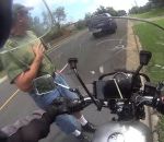 moto motard Un automobiliste s'excuse après avoir coupé la route à un motard