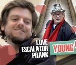 camera coup Coup de foudre entre jeunes et vieux dans un escalator (Nou)