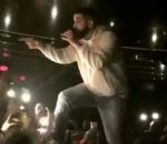 homme Drake menace un homme qui tripote des spectatrices 