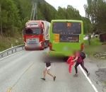camion traverser Un écolier traverse une route derrière un bus