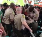 poing femme Une femme ivre frappe un policier (Miami)