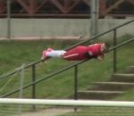 rambarde glissade Un footballeur entre sur un terrain en glissant sur la rambarde (Hongrie)