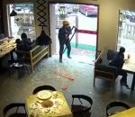 regis homme Régis brise la porte en verre d'un restaurant