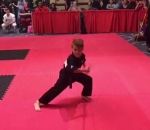 karate enfant baton Savino 8 ans fait une démo de sport karaté avec un bâton