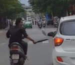 scooter Scootériste avec une machette vs Rétroviseurs
